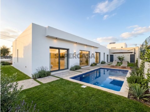Moradia Nova T4 C/ 3 Suites e Piscina - Azeitão