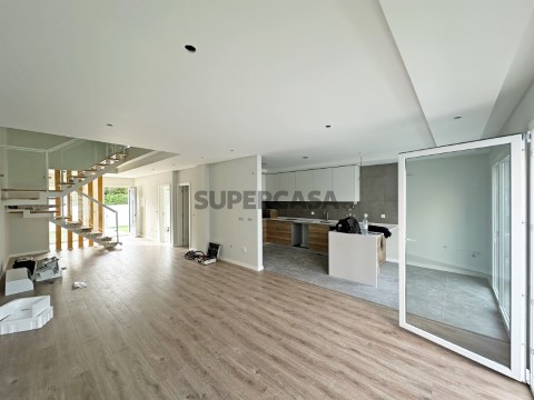 Moradia Nova T4 C/ 4 Suites e Piscina - Fernão Ferro