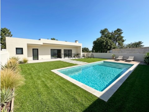 Moradia Nova T4 C/ 3 Suites e Piscina - Azeitão