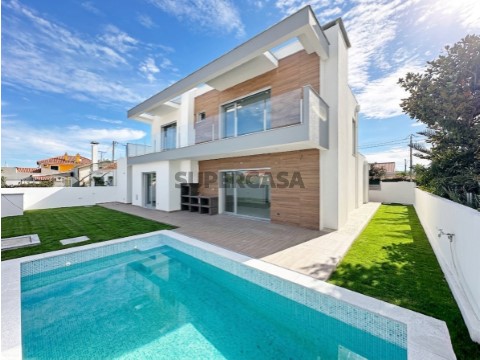 Moradia T4 C/ 4 Suites e Piscina em Azeitão