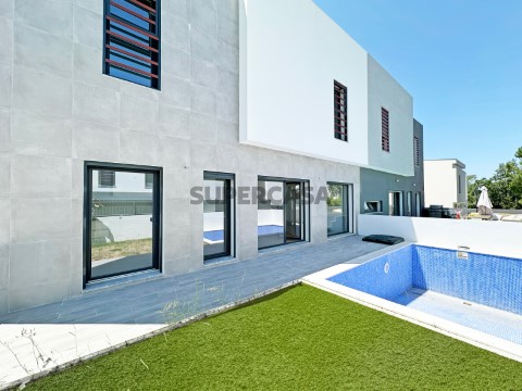 Piscina - Moradia Nova T3 Com Piscina - Alto das Vinhas