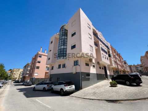 Apartamento T2 C/ Arrecadação Totalmente Remodelado - Corroios