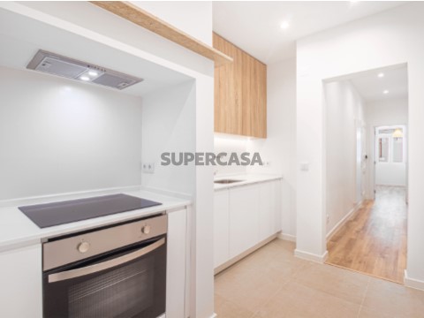 Excelente apartamento T2 totalmente renovado situado na Rua Joaquim Casimiro.