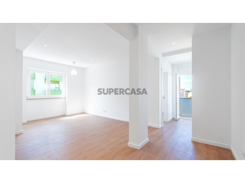 Apartamento T3 na Praceta 25 de Abril 1974, Agualva e Mira-Sintra
