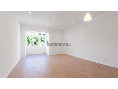 Apartamento T2 na Rua João Ortigão Ramos, Benfica
