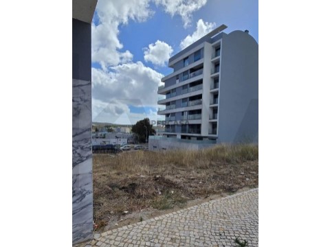 Oportunidade de Investimento: 3 Lotes de Terreno no Centro da Amadora com Projeto Aprovado