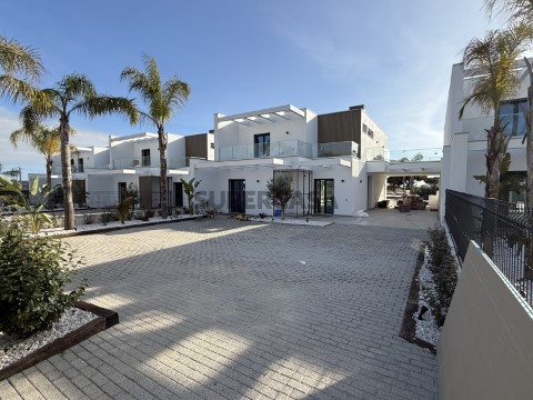 Moradia em Quarteira, Loulé