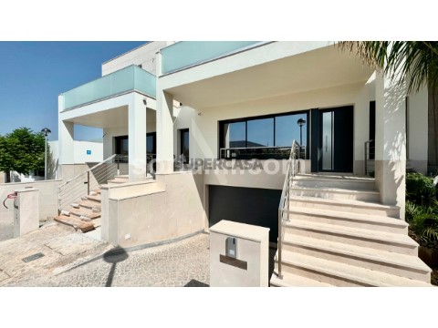 Moradia em Banda T5 em Montenegro, Faro