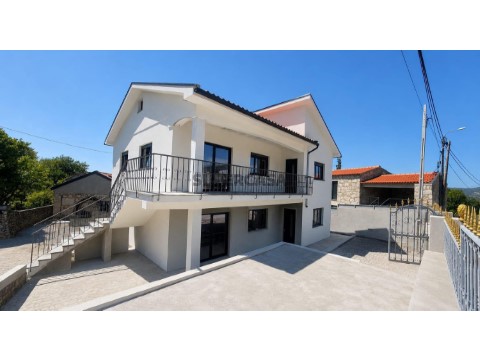 7600673851-moradia-t6-renovada-2-t3-independentes-com-logradouro-anexos-e-estacionamento