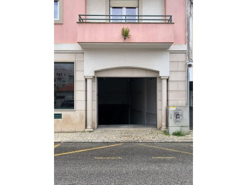 Parqueamento na Rua Dom João II, Santo Onofre e Serra do Bouro