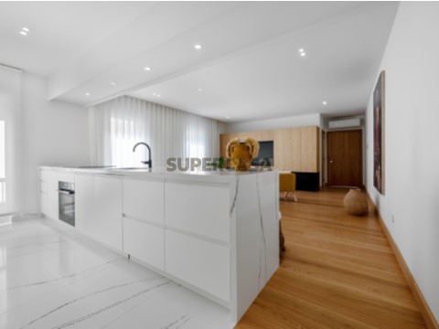 Apartamento T3 com acabamentos de luxo a 300m da praia - em Setúbal