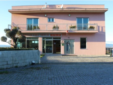 Moradia T3 com piscina em Adaúfe, Braga