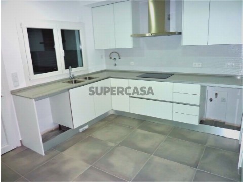 Moradia T3 em construção na zona de Fernão Ferro