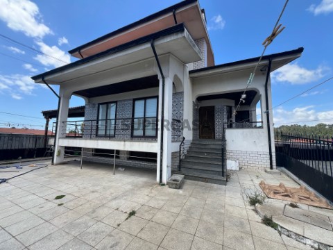 Moradia T3 Triplex em Mozelos, Santa Maria da Feira