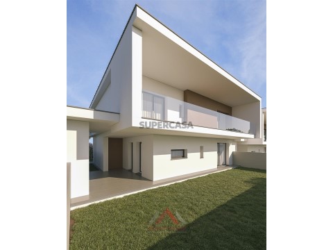 Moradia Geminada T4 em Maceira, Leiria
