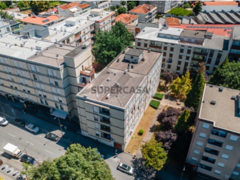 Apartamento T3 na Avenida de Londres, Creixomil