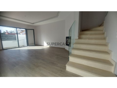 Moradia V3 com Suíte e Espaço Exterior - Quinta do conde