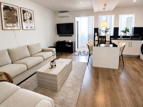 Apartamento T2 remodelado no Centro de Loulé-sala de estar