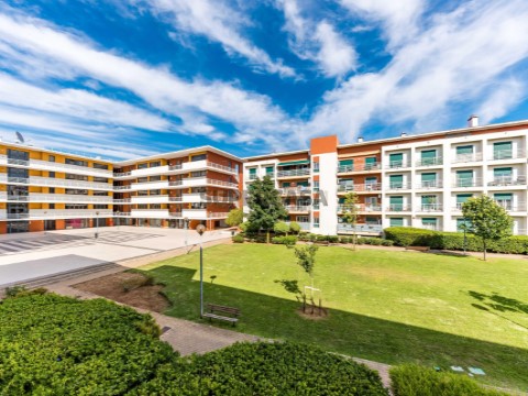 Apartamento T3 com 2 Box e 2 Suítes. Vista Panorâmica em Oeiras