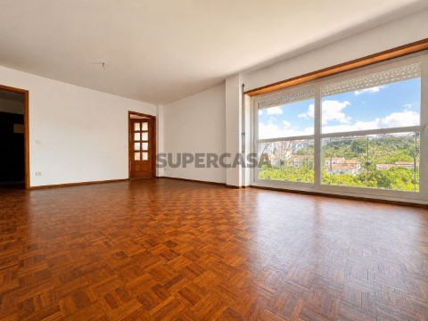 Apartamento T4 na Rua Sanches da Gama, Santo António dos Olivais