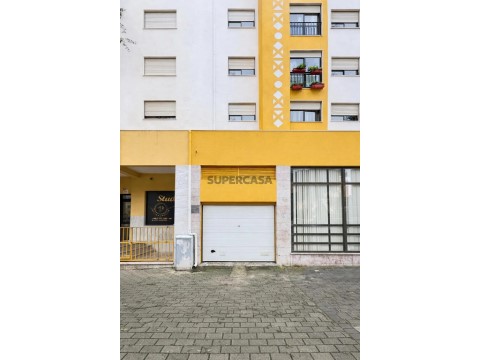 Espaço Funcional para Arrumos e Motociclo | Monte Belo Norte