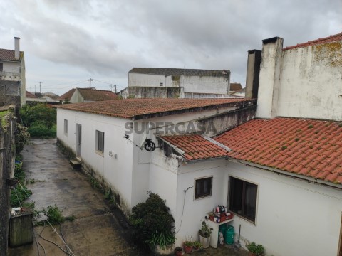 Moradia T3 no Centro de Vila Moreira - com logradouro, anexos e frente para duas estradas | Imóvel atualmente arrendado