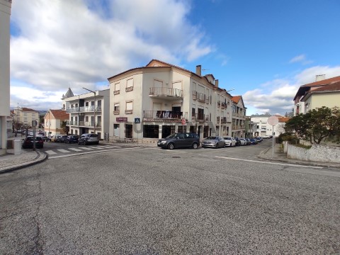 Oportunidade de Investimento - Loja de Gaveto no Centro de Alcanena com Elevado Potencial de Valorização