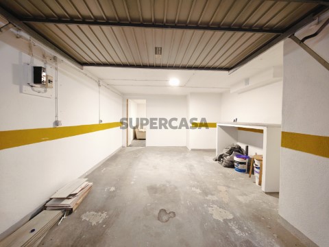Estacionamento e bancada / recanto