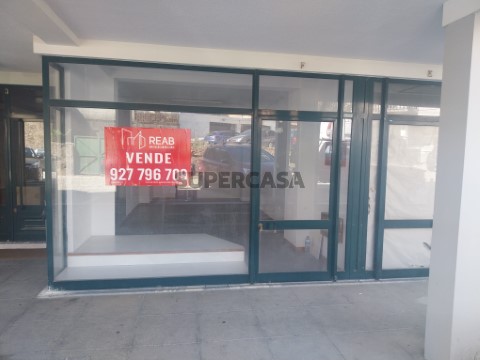 Loja comercial em Sernancelhe - Fachada