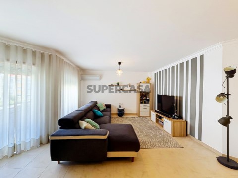 Apartamento T3 com varandas e arrecadação no Carregado, Alenquer, Lisboa