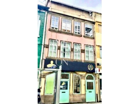 Prédio com espaço comercial + 3 pisos habitacionais | Avenida Fernão Magalhães - Porto