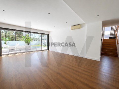 Moradia T5 em Santo António da Charneca, Barreiro