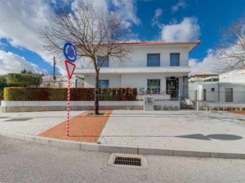 Moradia T6 em Algés, Linda-a-Velha e Cruz Quebrada-Dafundo, Oeiras