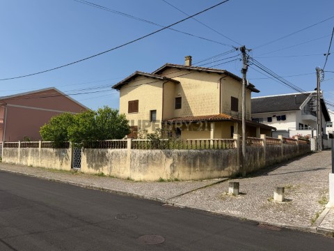 Moradia T5 em Santa Iria de Azoia, São João da Talha e Bobadela, Loures