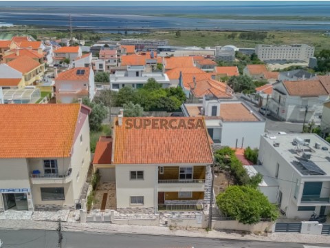 Moradia T6 em Santa Iria de Azoia, São João da Talha e Bobadela, Loures