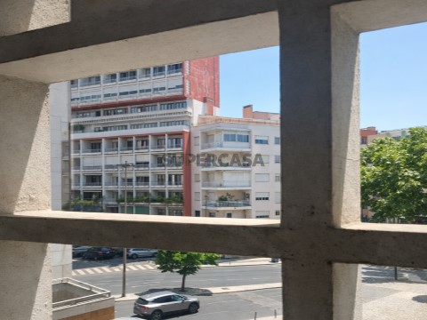 Apartamento T2 +1 Duplex em Alvalade, Lisboa - Oportunidade Única