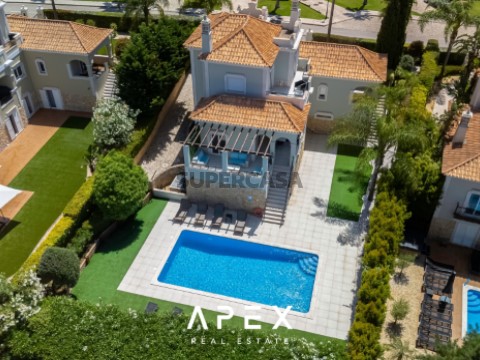 Villa T5 Triplex em São Clemente, Loulé com Piscina, Vista para mar