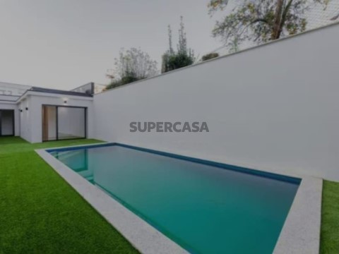 Apartamento T3 na Avenida António Sérgio, Vila Verde e Barbudo
