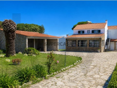 Moradia Bifamiliar com Piscina e Terreno de 3.700 m² na Assafora