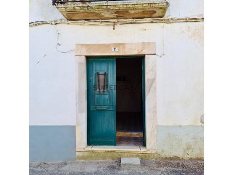 Casa Térrea com Quintal no Centro de Borba | T1+1 para Remodelação