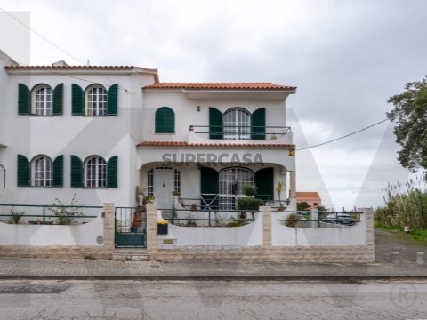 Moradia T5 em Santo António da Charneca, Barreiro