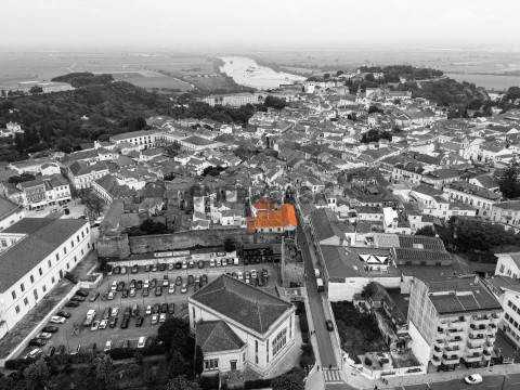 Prédio em Romeira e Várzea, Santarém