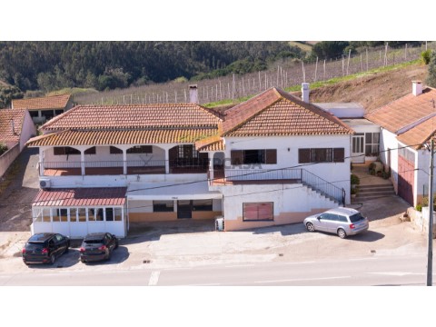 Casa com espaço comercial T4 Duplex em Painho e Figueiros, Cadaval