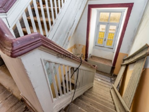 Edifício para remodelar em pleno centro histórico de Coimbra