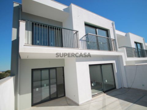 Moradia T3 na Avenida General Humberto Delgado, Armação de Pêra