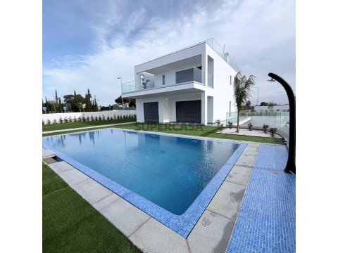 Moradia T4 Duplex em Guia, Albufeira