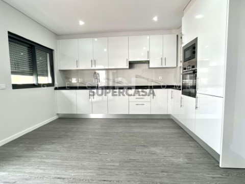 Apartamento T3 em Quelfes, Olhão