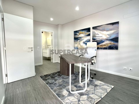 Apartamento T4 em Quelfes, Olhão
