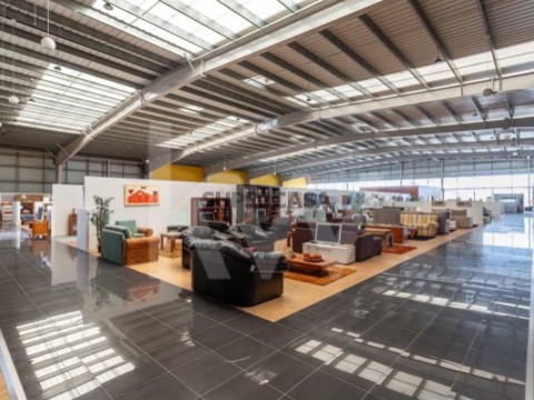 Venda Armazém no Parque Industrial de Castelo Branco com 4.503 m2.