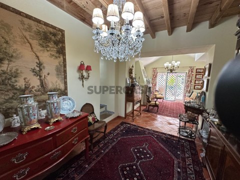 Moradia de 2 Pisos com Espaço Exterior Fantastico a 6km de Sintra.